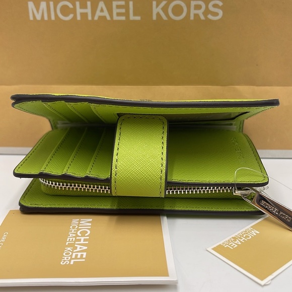Michael Kors Medium Saffiano Leather Wallet
Lime
NWT - Picture 4 of 16